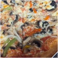 Tomatensaus, kaas, paprika, ui en champignons