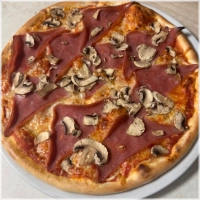 Tomatensaus, kaas, ham en champignons