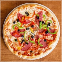 Tomatensaus, kaas, paprika, salami en olijven
