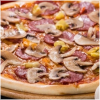 Tomatensaus, kaas, champignons, Spaanse pepers en salami