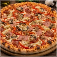 Tomatensaus, kaas, ham, salami, paprika en champignons