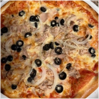 Tomatensaus, kaas, tonijn, ui, olijven of champignons