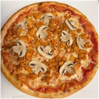 Tomatensaus, kaas, champignons en stukjes kipfilet