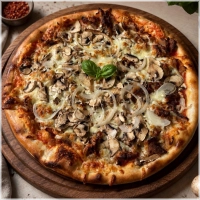 Tomatensaus, kaas, döner, champignons en ui