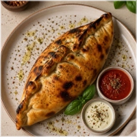 Dichtgevouwen pizza met kaas, shoarma, paprika, ui en champignons