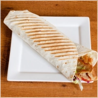 Opgerolde wrap met döner, salade en saus
