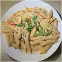 Penne met paprika, ui, champignons en roomsaus