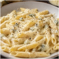 Penne met roomsaus en vier soorten kaas