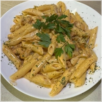 Penne met stukjes kip en roomsaus